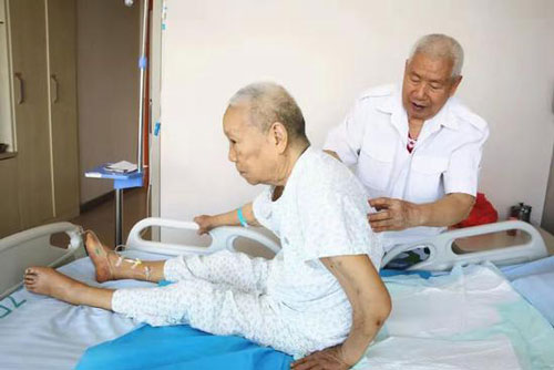 Mối tình 18 năm đầy cảm động của ông cụ dành cho người vợ bị bại liệt: Cả đời này chỉ yêu mình em