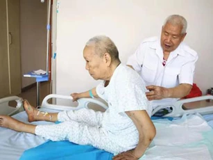Mối tình 18 năm đầy cảm động của ông cụ dành cho người vợ bị bại liệt: Cả đời này chỉ yêu mình em