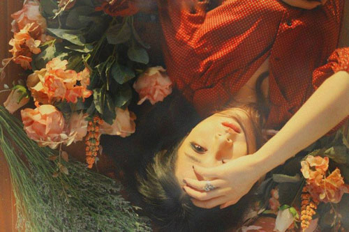 Hôn nhân với phụ nữ: Người ở ngoài muốn bước vào, người ở trong muốn thoát ra