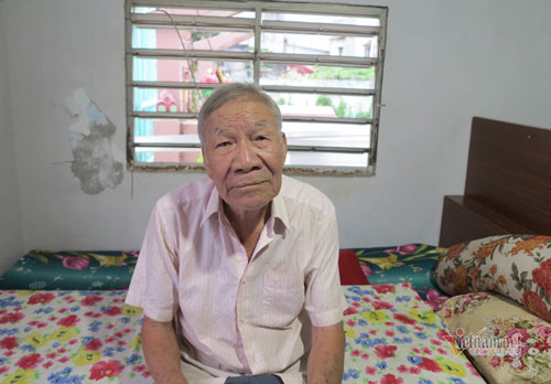 Cụ ông Sài Gòn hơn 40 năm ăn ngủ cạnh hàng chục ngôi mộ