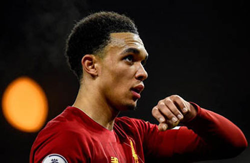 Hậu vệ Liverpool sở hữu mốc kiến tạo phi thường ở Ngoại hạng Anh