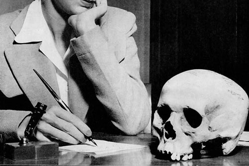 Tấm hình cô gái Mỹ thản nhiên bên hộp sọ lính Nhật Bản gây ám ảnh