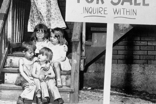 Khám phá chuyện gia đình người Mỹ treo biển bán 4 con đẻ của mình