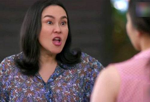 Vừa bế con vừa kiếm tiền, nhờ mẹ chồng trông giúp thì bà bận đi chăm cháu ngoại, đến ngày bà đổ bệnh thì bị con gái đưa về trả