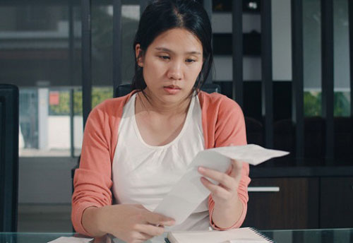 Ngày chồng cũ phá sản, tôi cầm 200 triệu đến đưa cho nhưng anh trả lại và nói một lời khiến tôi ra về trong uất hận