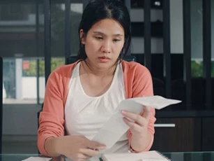 Ngày chồng cũ phá sản, tôi cầm 200 triệu đến đưa cho nhưng anh trả lại và nói một lời khiến tôi ra về trong uất hận