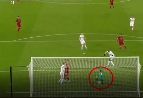 CLIP: Sai lầm ngớ ngẩn của Fabianski "biếu không" cho Liverpool 3 điểm