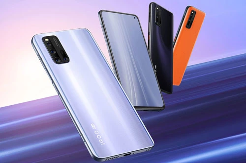 Vivo iQOO 3 5G có 3 tuỳ chọn màu sắc Volcano Orange, Quantum Silver, Tornado Black. Giá bán của phiên bản RAM 6 GB/ROM 128 GB tại Trung Quốc là 3.598 Nhân dân tệ (tương đương 11,86 triệu đồng). Phiên bản RAM 8 GB/ROM 128 GB có giá 3.798 Nhân dân tệ (12,52 triệu đồng). Phiên bản RAM 12 GB/ROM 128 GB được bán với giá 3.998 Nhân dân tệ (13,18 triệu đồng). Nếu muốn tậu phiên bản RAM 12 GB/ROM 256 GB, khách hàng phải chi 4.398 Nhân dân tệ (14,49 triệu đồng).