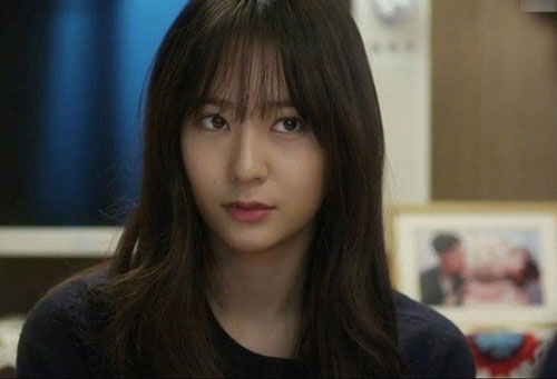 Luôn nghĩ xấu cho mẹ chồng, đến lúc thất nghiệp tôi mới hổ thẹn khi mẹ gọi vào nhỏ to tâm sự rồi đưa cho tôi 1 sổ tiết kiệm kèm con heo đất đầy tiền