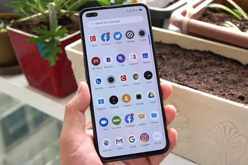 X50 Pro 5G được trang bị tấm nền màn hình Super AMOLED, kích thước 6,44 inch độ phân giải Full HD Plus (2.400x1.080 pixel), mật độ điểm ảnh 409 ppi. Màn hình này chiếm tỷ lệ 92% diện tích mắt trước, tích hợp công nghệ HDR10 +, tần số quét 90 Hz. 