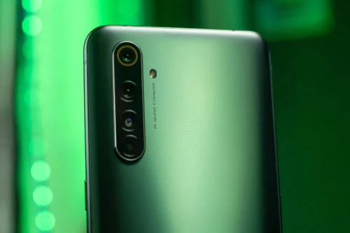 Realme X50 Pro 5G có 4 camera sau. Cảm biến chính 64 MP, khẩu độ f/1.8 cho khả năng lấy nét theo pha. Ống kính tele 12 MP, f/2.5 mang đến khả năng zoom quang 2x. Cảm biến thứ ba 8 MP, f/2.3 cho ống kính góc rộng 119 độ với tùy chọn macro 3cm. Cảm biến chiều sâu 2 MP, f/2.4. Bộ tứ này được trang bị đèn flash LED, quay video 4K. 