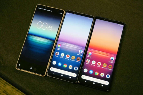 Xperia 1 II được trang bị màn hình OLED kích thước 6,5 inch, độ phân giải 4K (3.840x1.644 pixel), mật độ điểm ảnh 643 ppi. Màn hình này chia theo tỷ lệ 21:9, tích hợp dải màu, DCI-P3 100%, công nghệ HDR BT.2020, tần số quét 90 Hz. 