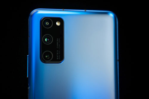 Trên tay smartphone 5G, cấu hình và pin ‘khủng’, 3 camera sau