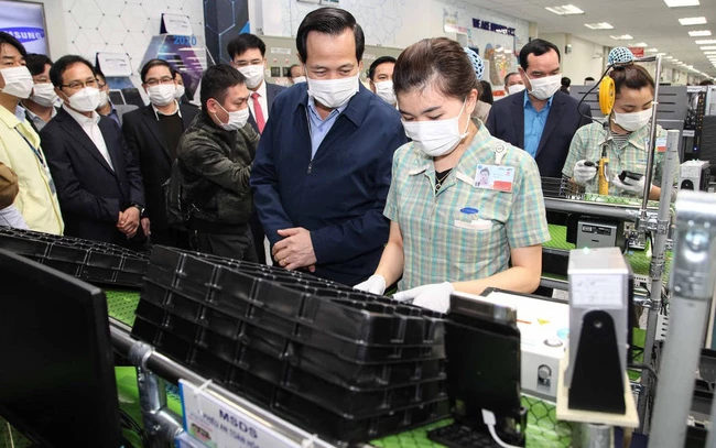 Bộ trưởng Đào Ngọc Dung (thứ hai từ phải sang) kiểm tra công tác phòng chống dịch Covid-19 tại Công ty Samsung Thái Nguyên. Nguồn ảnh: Bộ LĐ-TBXH