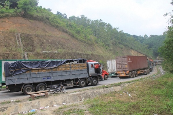 Lượng nông sản chờ xuất khẩu tại cửa khẩu biên giới ngày càng tăng