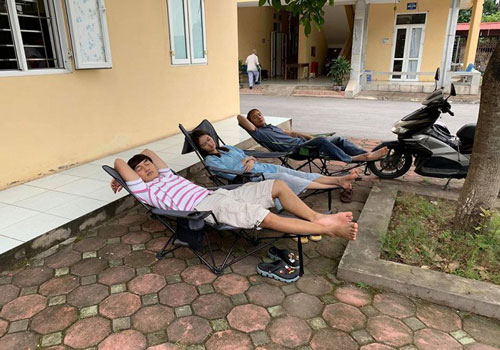 Loạt ảnh hậu trường nhí nhố 'ăn bờ ngủ bụi' của dàn diễn viên 'Cô gái nhà người ta'