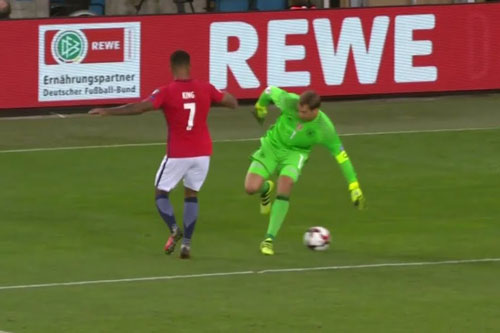 Những pha phô diễn kỹ thuật vô cùng đẳng cấp của các thủ môn