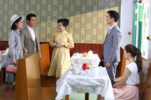 Được bố vợ trao 10 cây vàng trong ngày cưới, tôi chưa kịp mừng đã run như cầy sấy với lời dặn dò thâm thúy của ông