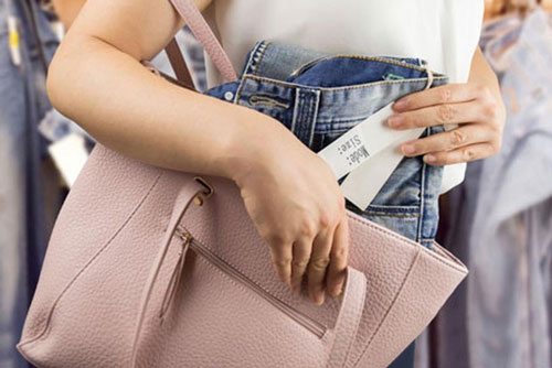 Hãi hùng vì cô em chồng có tính ăn cắp vặt