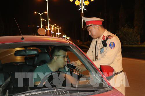 Cấm lái xe 5 năm nếu gian dối trong cấp lại giấy phép