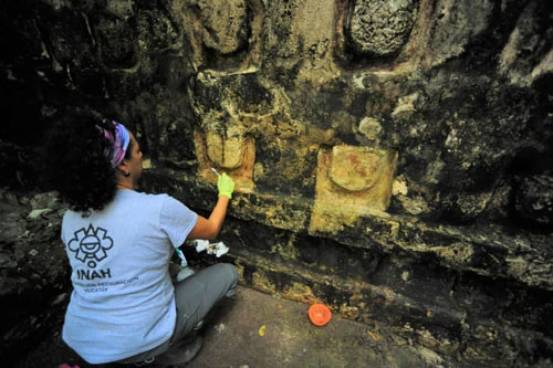 Một nhà khảo cổ học làm sạch vữa của ngôi đền nằm trong khu vực khảo cổ học của Kuluba, ở Tizimin, bang Yucatan, Mexico. Ảnh: japantimes.co.jp