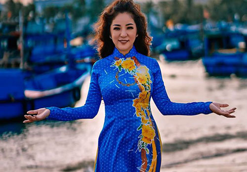 Ở tuổi 44, Thúy Nga vẫn đầy duyên dáng khi diện áo dài dù chiều cao khiêm tốn