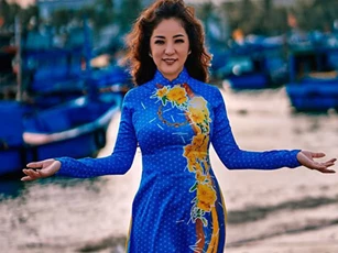 Ở tuổi 44, Thúy Nga vẫn đầy duyên dáng khi diện áo dài dù chiều cao khiêm tốn