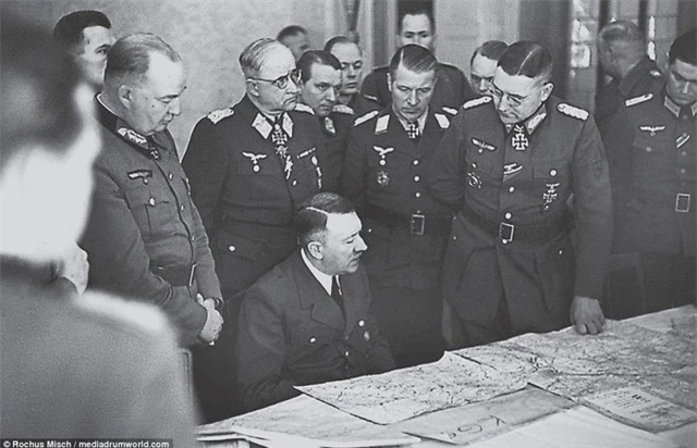 
Hitler trong một chuyến thăm vào ngày 11/3/1945 (Ảnh: Rochus Misch/Mediadrumworld.com)

