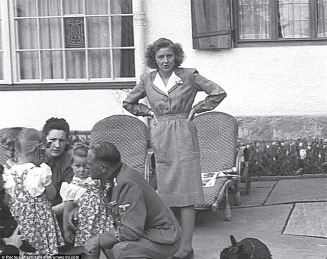 
Bà Eva đứng chống hai tay trong một bức ảnh năm 1942 (Ảnh: Rochus Misch/Mediadrumworld.com)
