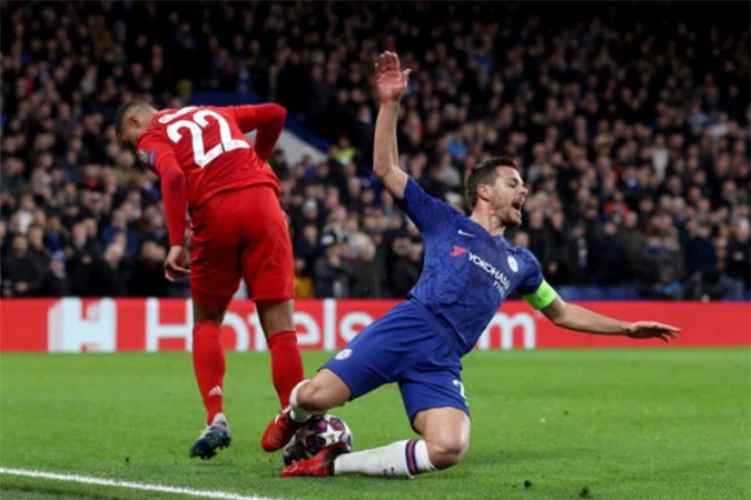 Đội trưởng Azpilicueta cũng liên tiếp mắc sai lầm và để Gnabry ghi liền 2 bàn chỉ trong 3 phút