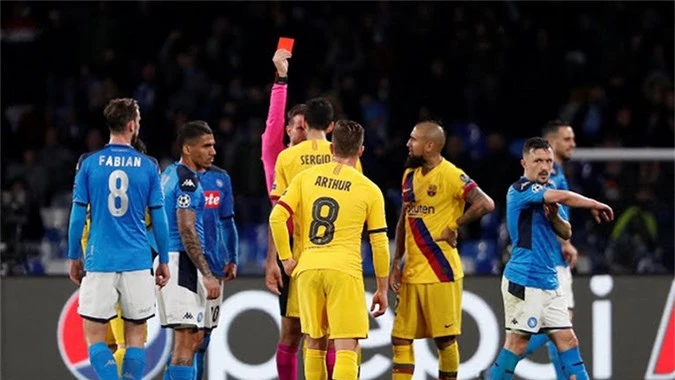 Vidal phải nhận thẻ đỏ trong những phút cuối trận