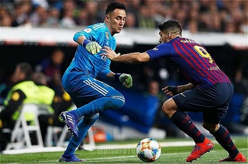 Keylor Navas lừa bóng qua Luis Suarez.