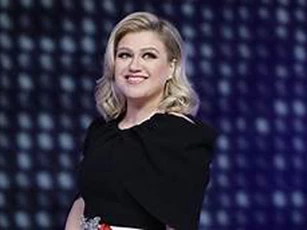 Kelly Clarkson xác nhận trở lại làm dẫn chương trình lễ trao giải Billboard
