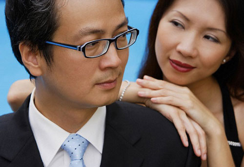 Tình cờ đọc được tin nhắn còn sót lại trong điện thoại, tôi biết anh rể đang đi lầm đường nhưng lại chẳng dám nói cho chị gái mình biết