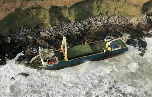 Bão lớn đưa 'tàu ma' dạt vào bờ biển Ireland