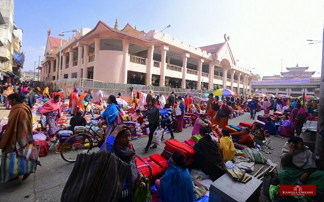 Chỉ có những người phụ nữ đã lập gia đình mới được buôn bán tại đây Chỉ có những người phụ nữ đã lập gia đình mới được buôn bán tại đây