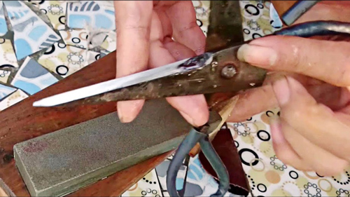 Kéo vừa cùn vừa rỉ sét đến mấy cũng sắc lẹm cứ làm theo cách này, không cần đá mài cũng sáng bóng