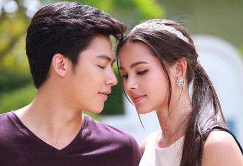 Đi làm về, tôi bực bội khi thấy đôi giày cao gót ngoài cửa nhưng càng choáng váng hơn khi nghe lỏm được mẩu chuyện của mẹ chồng mình