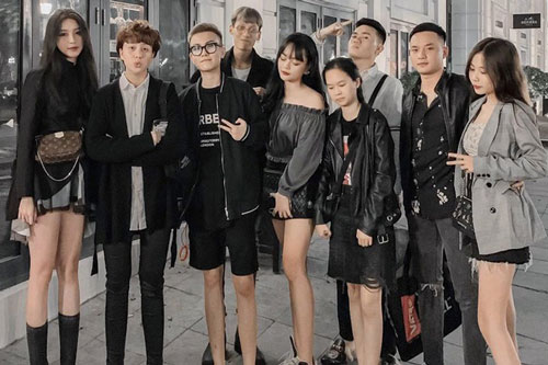 Bảo Hân đón sinh nhật bên hội bạn toàn trai xinh gái đẹp nhưng sao chân lại bị "phù phép" đến "dị dạng" thế này?