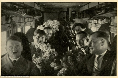 Hitler (trái) trên một chiếc phi cơ vào ngày sinh nhật. (Ảnh: Barbara Harris)