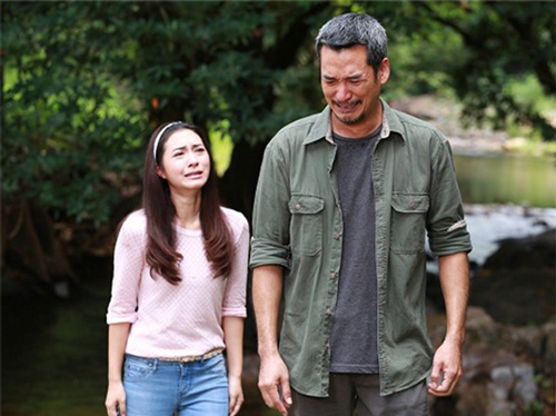 Trong đêm giông gió, tôi bị chồng đuổi ra khỏi nhà với manh áo mỏng thì có bàn tay ấm vỗ vai: Về đi con, bố đang chờ