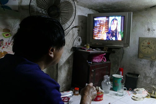 Căn nhà siêu nhỏ ở phố cổ, muốn vào phải đu lên