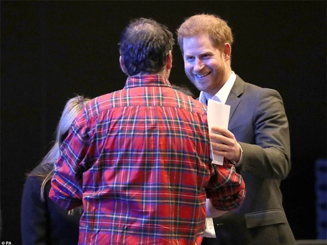 Hoàng tử nước Anh chính thức lộ diện công khai và đưa ra yêu cầu đặc biệt với mọi người: "Hãy gọi tôi là Harry!" - Ảnh 2.