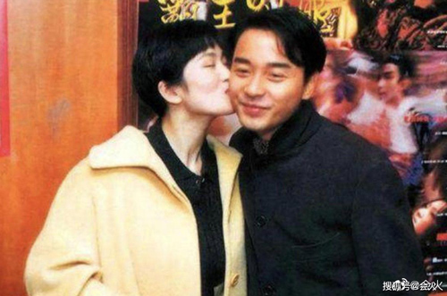 Bá vương biệt cơ được công chiếu lại sau 27 năm, người hâm mộ bồi hồi khi ảnh Củng Lợi hôn Trương Quốc Vinh được tiết lộ