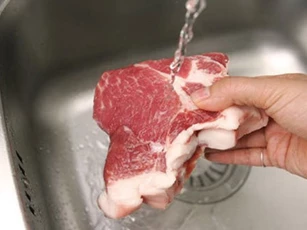 Rửa và nấu thịt kiểu này ăn trọn độc tố, 90% người Việt mắc phải