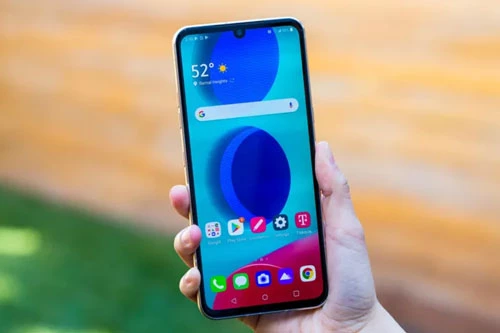 Tấm nền sử dụng trên LG V60 ThinQ 5G là loại P-OLED kích thước 6,8 inch, độ phân giải Full HD Plus (2.460x1.080 pixel), mật độ điểm ảnh 395 ppi. Màn hình này tích hợp dải màu DCI-P3, công nghệ HDR10 +, tính năng Always-on, chia theo tỷ lệ 20,5:9, bảo vệ bởi kính Corning Gorilla Glass 5. 