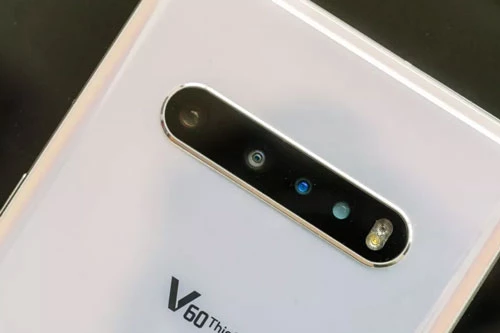 LG V60 ThinQ 5G sở hữu 2 camera sau. Trong đó, cảm biến chính 64 MP, khẩu độ f/1.8 với công nghệ lấy nét Dual Pixel PDAF, chống rung quang học (OIS). Ống kính thứ hai 13 MP, f/1.9 cho góc rộng 117 độ và cảm biến ToF 3D. Bộ đôi này được trang bị đèn flash LED kép, quay video 8K. 