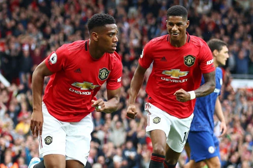 Martial và Rashford (phải) từng ghi bàn trong 1 trận đấu sau khi đá hỏng phạt đền.