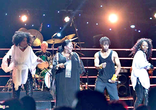 Nhóm nhạc huyền thoại Boney M biểu diễn tại Việt Nam tháng 10-2016.