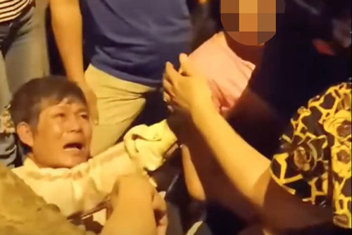 Người đàn ông dâm ô bé gái 9 tuổi ở TPHCM bị đánh bầm dập